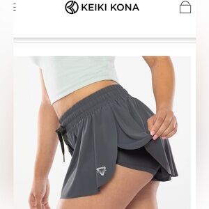 2-IN-1 FLOWY FITNESS SHORTS
Deep blue grey